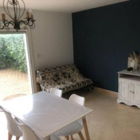 Corneilhan Maison Dans Une Propriete Avec Une Cour מראה חיצוני תמונה