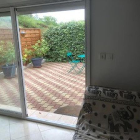 Corneilhan Maison Dans Une Propriete Avec Une Cour מראה חיצוני תמונה