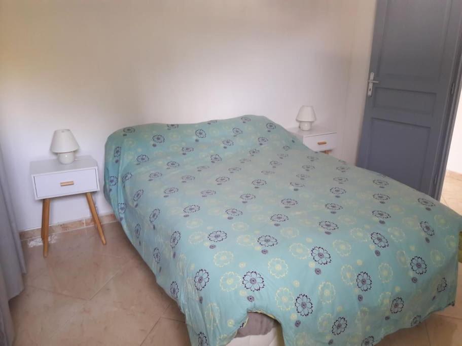 Corneilhan Maison Dans Une Propriete Avec Une Cour מראה חיצוני תמונה