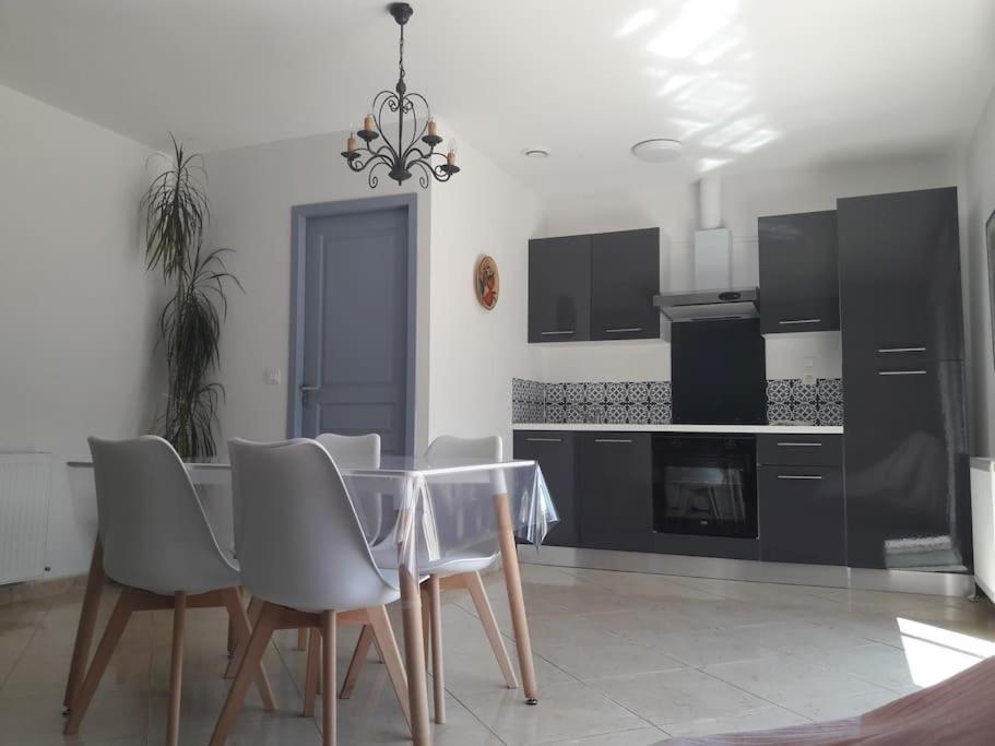 Corneilhan Maison Dans Une Propriete Avec Une Cour מראה חיצוני תמונה