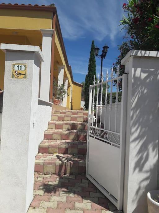 Corneilhan Maison Dans Une Propriete Avec Une Cour מראה חיצוני תמונה