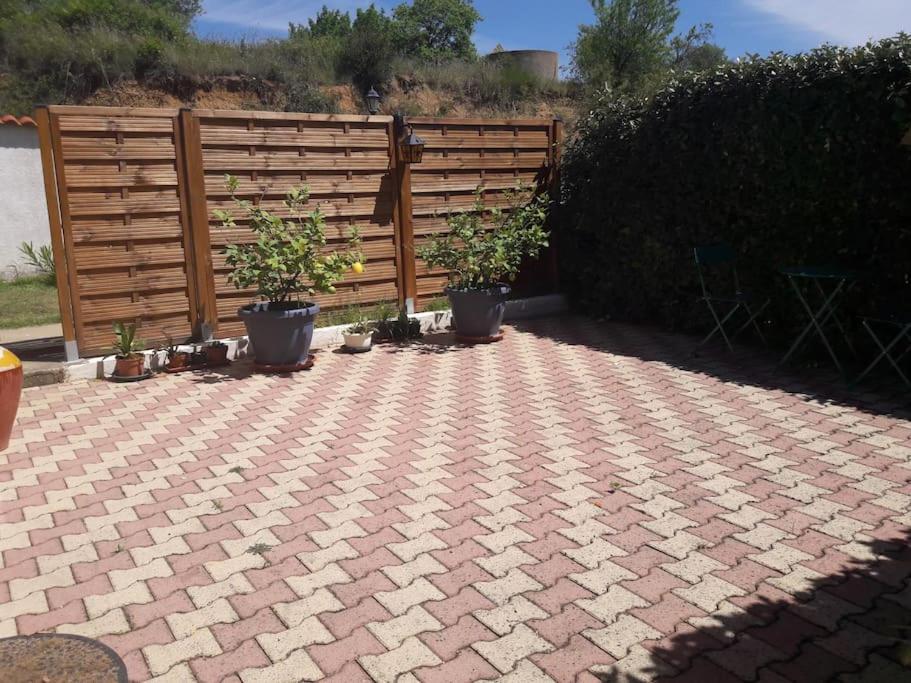 Corneilhan Maison Dans Une Propriete Avec Une Cour מראה חיצוני תמונה